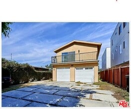 Building Photo - 601 W 84th St