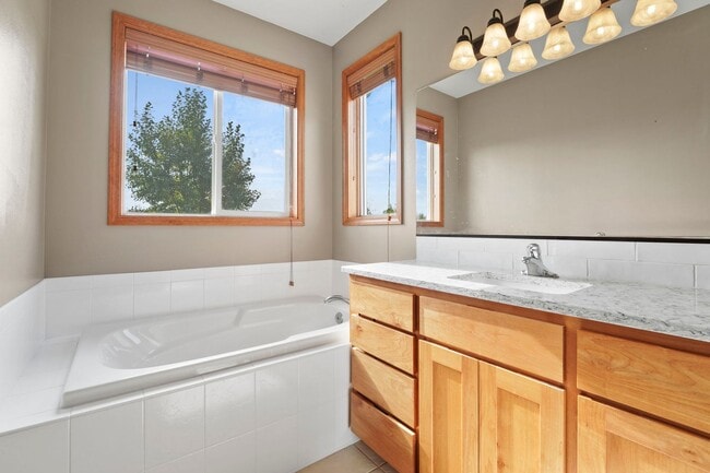 Building Photo - Beautiful 3 bedroom 2 bath Home On The Pla...