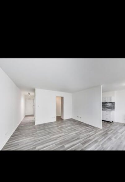 Building Photo - 6171 N Sheridan Rd