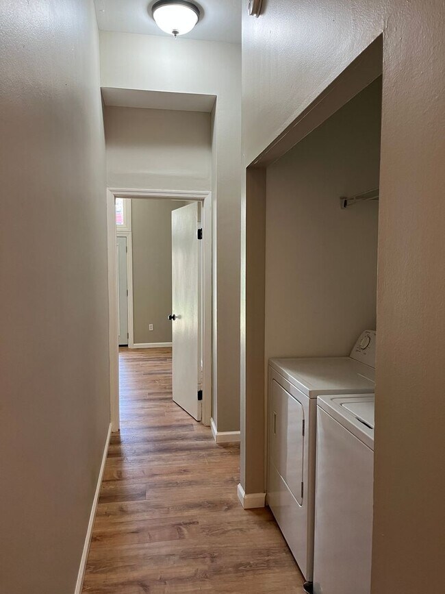 Building Photo - 2 Bedroom/1 Bath in Soulard - Washer+Dryer in Unit!