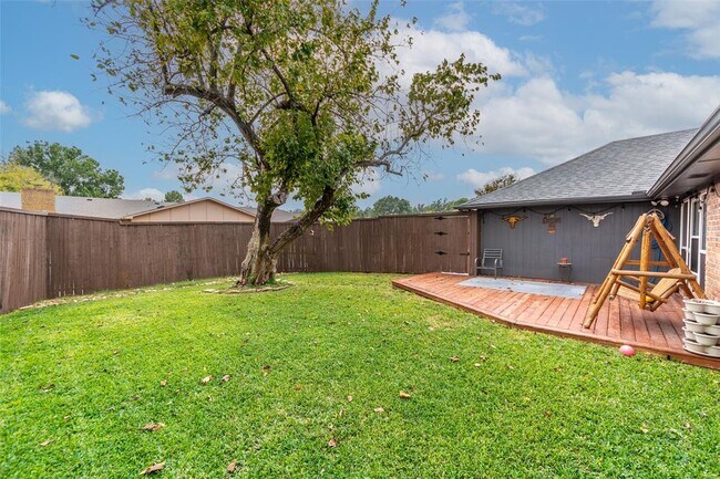 Building Photo - 4636 Versailles Ln