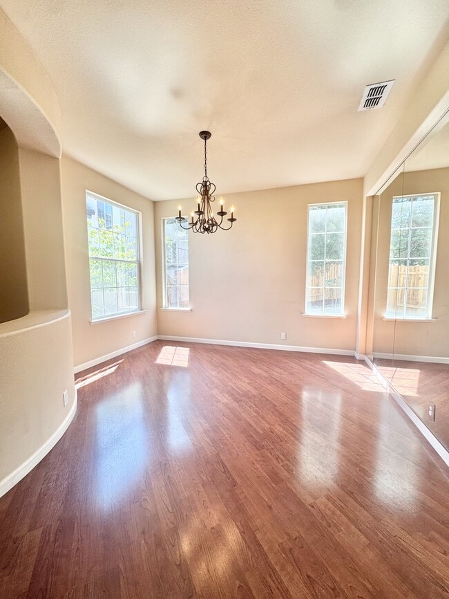 Building Photo - Beautiful large 4 bedroom home in rocklin!