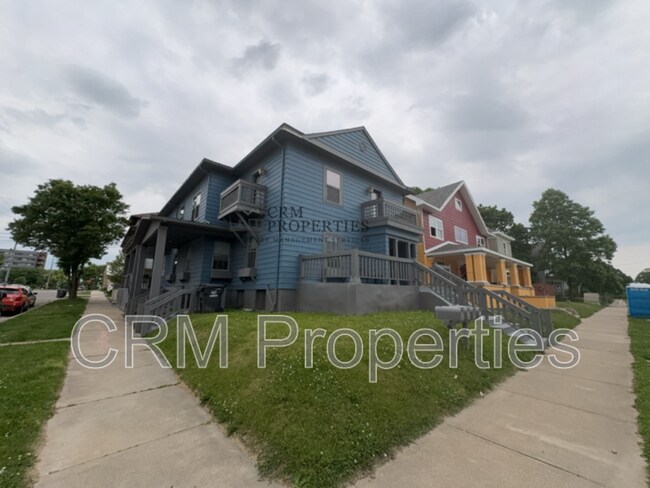 Building Photo - 302 E Walnut St