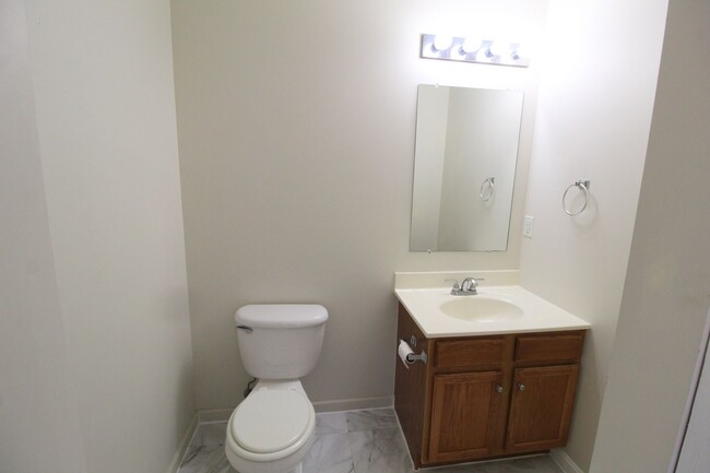 Building Photo - 869 Camelot Ln