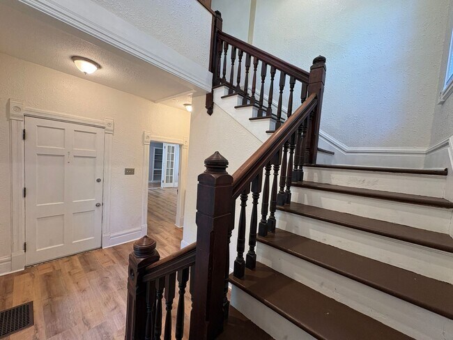 Building Photo - 4 bedroom 2 bathroom Historic Home Downtown Manhattan KS