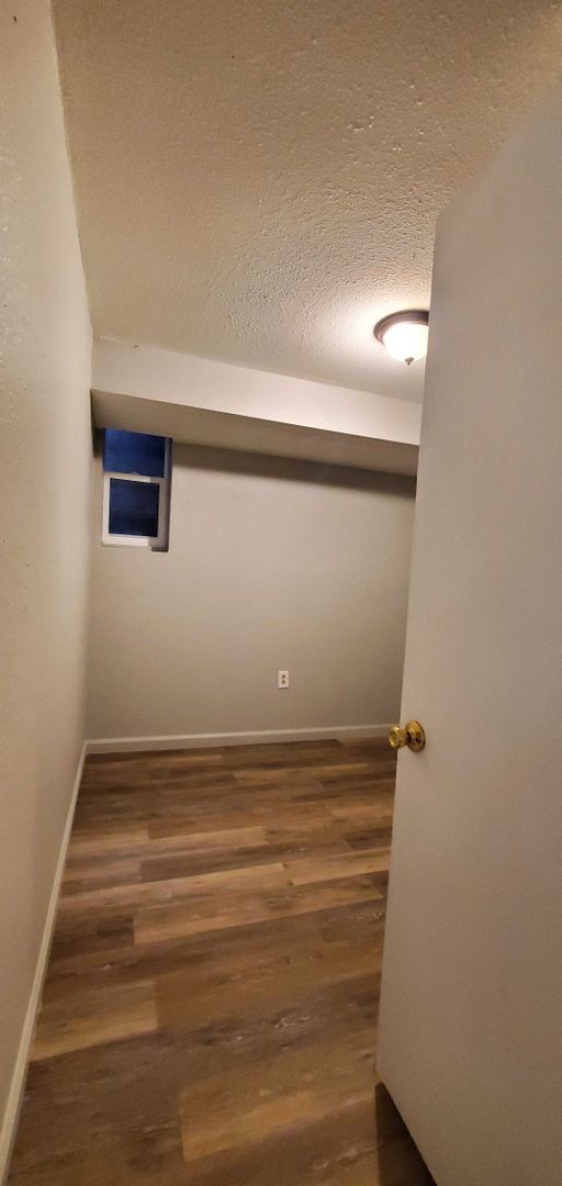 Building Photo - Renovated 2 Bedroom-Move Now