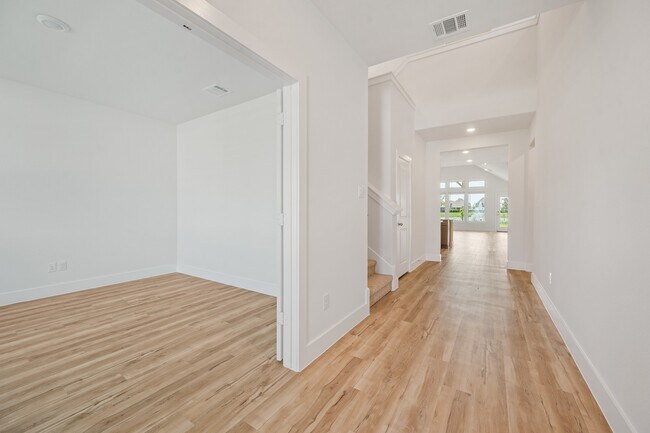 Building Photo - 832 Sarasota Shore Dr