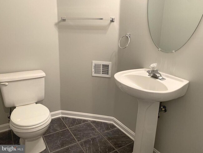 Building Photo - 3384 Governors Crest Ct