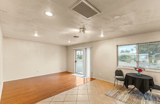 Building Photo - Great home in an active 55+ community!