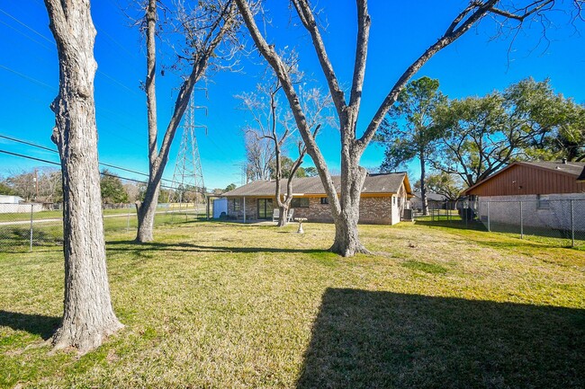 Building Photo - 2515 Valleyfield Dr