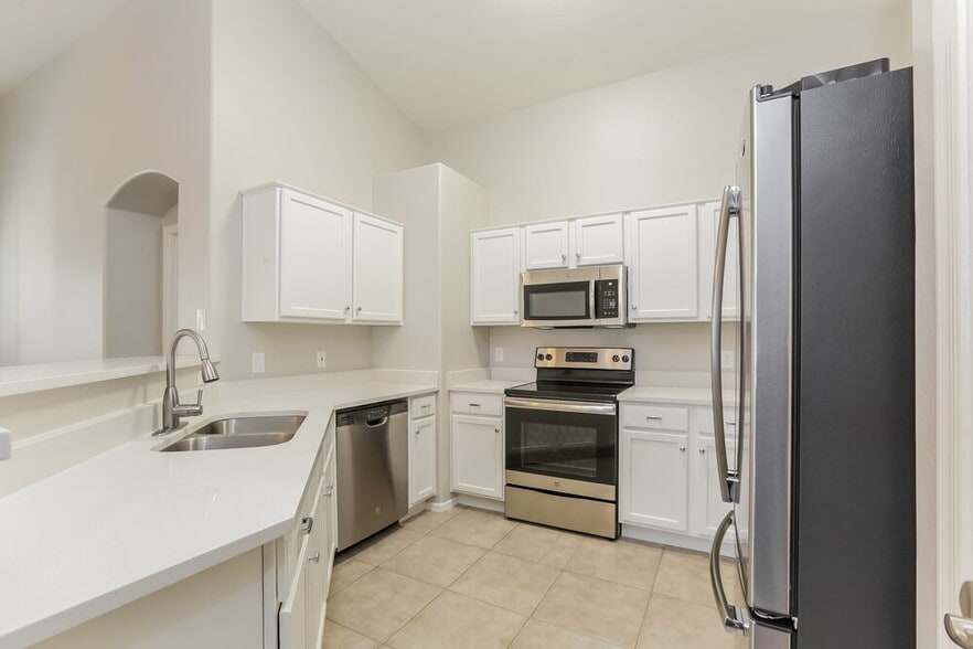 Building Photo - 6824 S 38th Dr