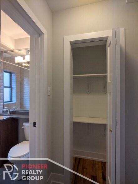 Building Photo - 560 W Arlington Pl