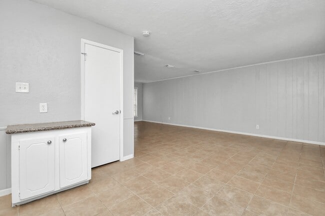 Building Photo - 24118 Spring Gum Dr