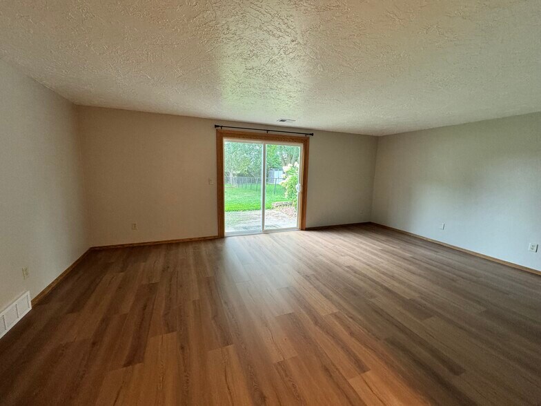 Building Photo - 2412 E Ridge Ter