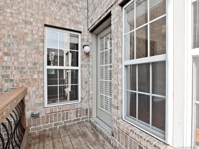 Building Photo - 660 Penn St