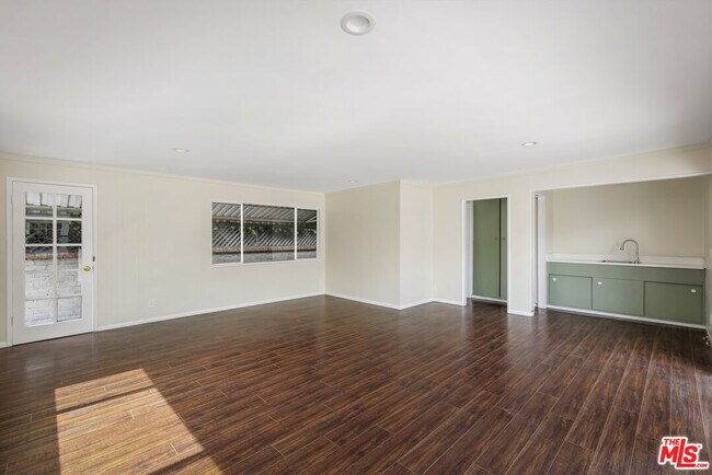 Building Photo - 833 Burnside Ave