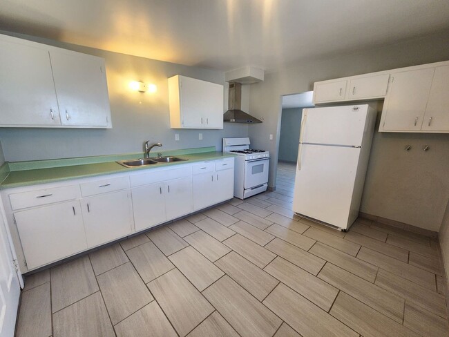 Building Photo - 2 bedroom with Spectacular Views