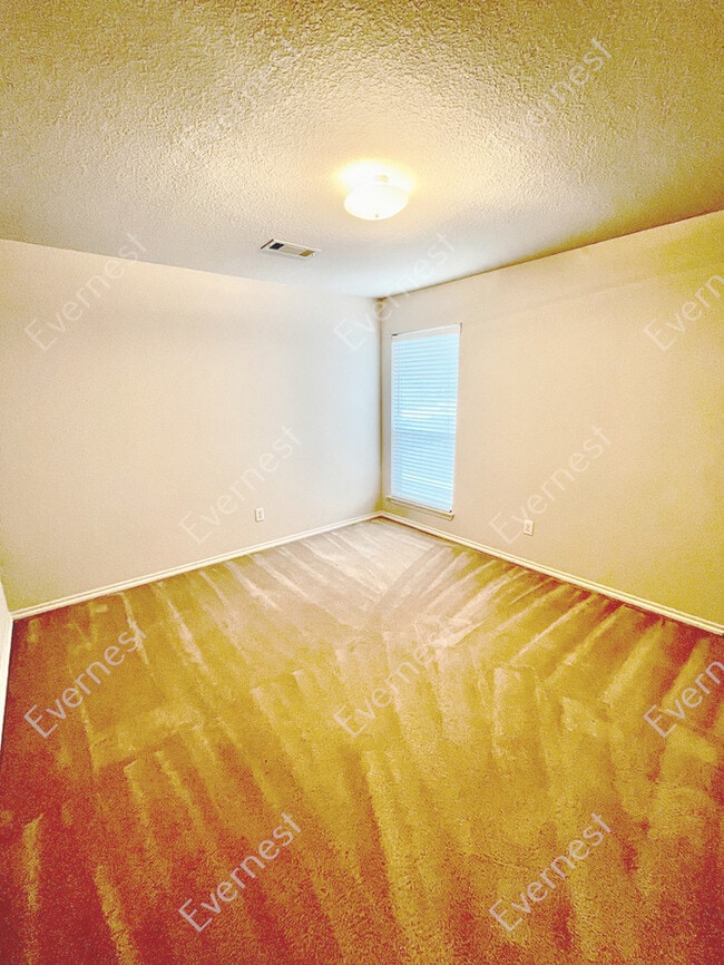Building Photo - Spacious 3-Bedroom Home with Modern Kitche...