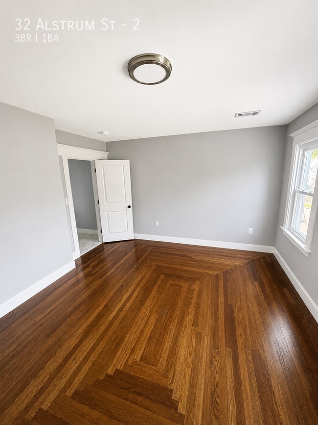 Building Photo - 32 Alstrum St