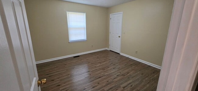 Building Photo - READY TO MOVE IN! 3 BEDS/2 BATHS!