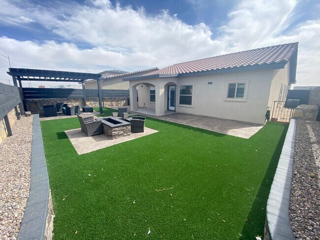 Building Photo - East El Paso 4 bed 2 bath Refrig A/C with gorgeous landscaping!