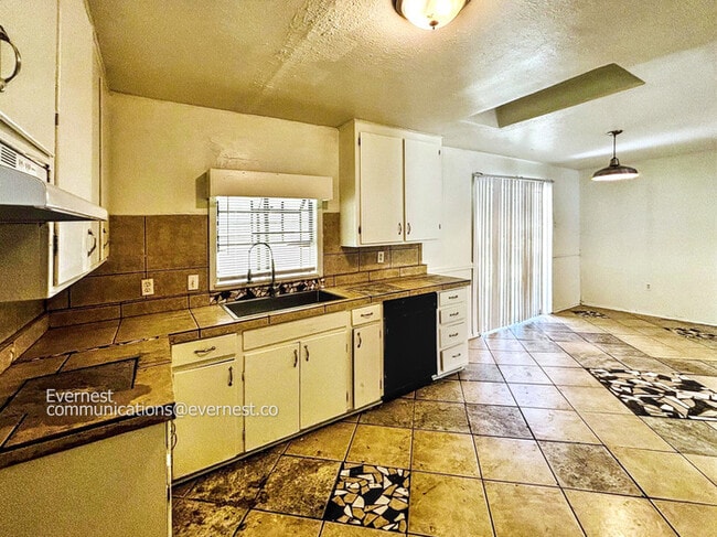Building Photo - 2740 Teresa Dr