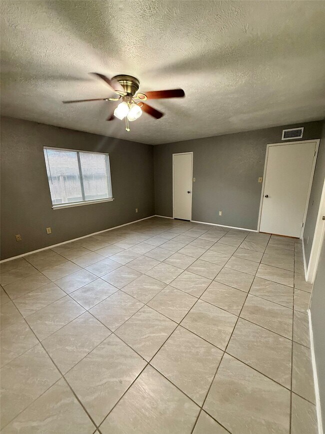 Building Photo - 14650 Lourdes Dr