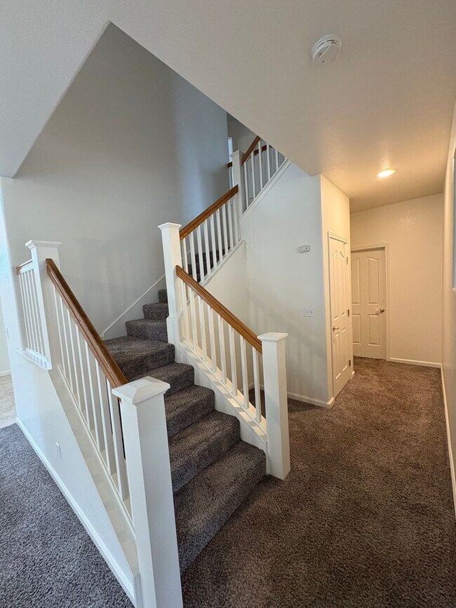 Building Photo - Spectacular home available now in a great neighborhood!