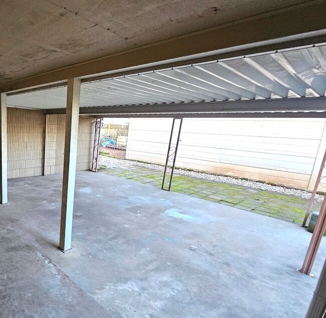 Building Photo - 2 Bedroom, 1 Bath House in Oregon City