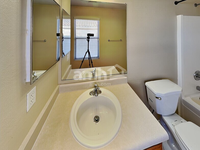 Building Photo - 10530 W Carlota Ln