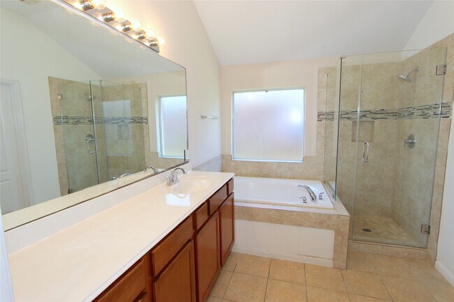 Building Photo - 2002 Lansing Cove Dr