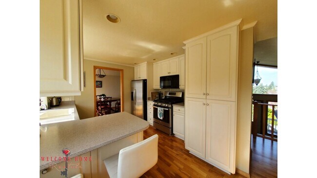 Building Photo - HUGE 5-BEDROOM home with separate BONUS ROOM!!  Large fenced yard!!!