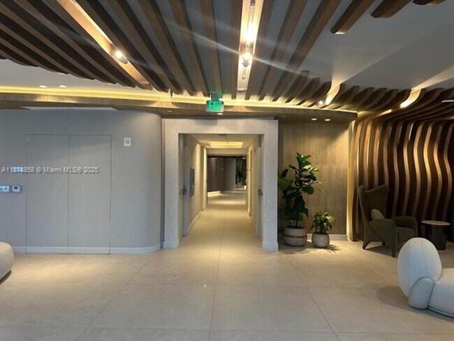 Building Photo - 700 NE 24th St