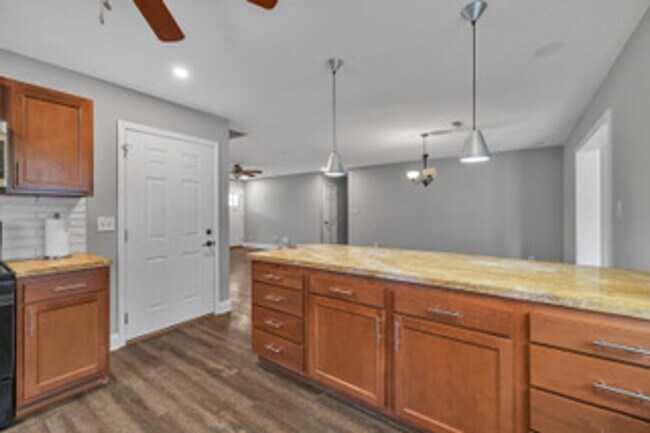 Building Photo - Knoxville 37912 - 3 bedroom 2 bath - call Kathy Leveille 865-556-0370