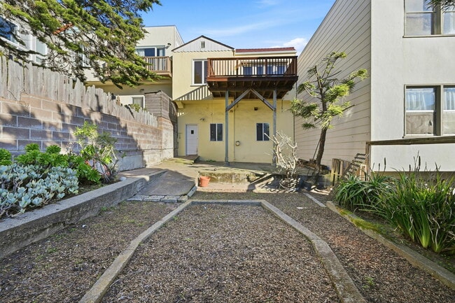 Building Photo - 685 47th Ave