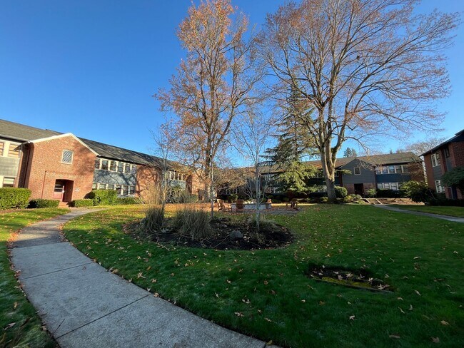 Building Photo - Beautiful 1Bd/ 1Ba Vintage Condo Located in Mt. Tabor! In Unit Laundry, Parking Space, storage un...