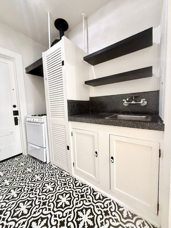 Building Photo - Adorable Downstairs Studio in Vintage 1920s Complex