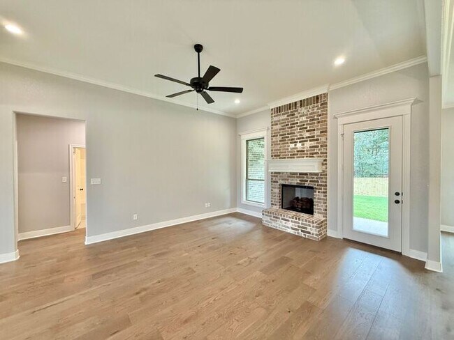 Building Photo - Beautiful and Spacious 3-Bedroom, 2-Bath R...