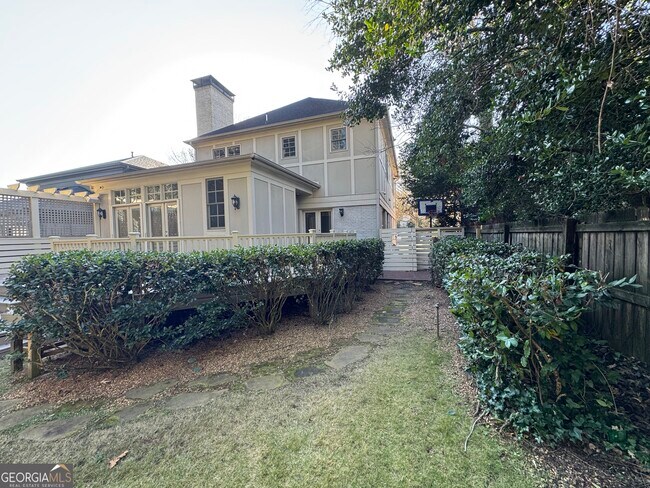 Building Photo - 1092 McLynn Ave NE