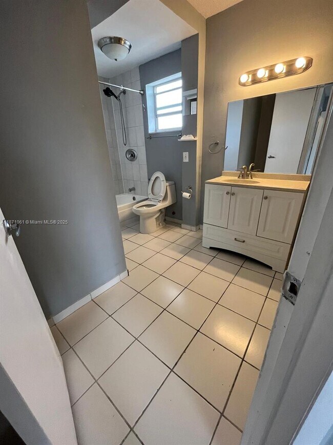 Building Photo - 8897 Fontainebleau Blvd