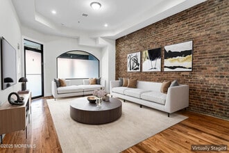 Building Photo - 7 Broad St