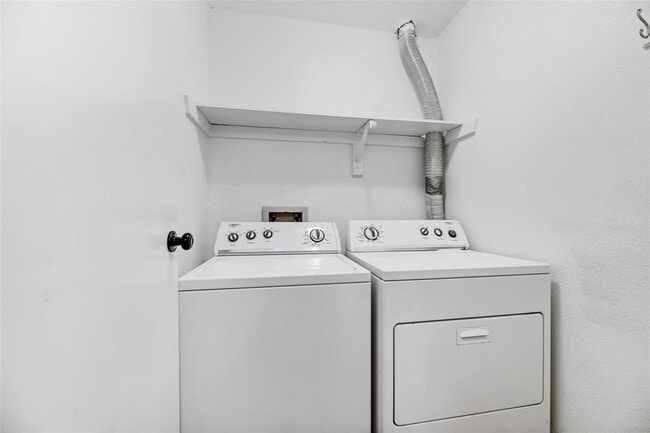 Building Photo - 15 Tulip Hill Ct