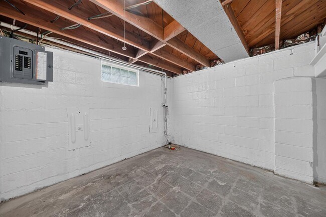 Building Photo - Charming 3-Bedroom Bungalow for Rent in Lincoln Park