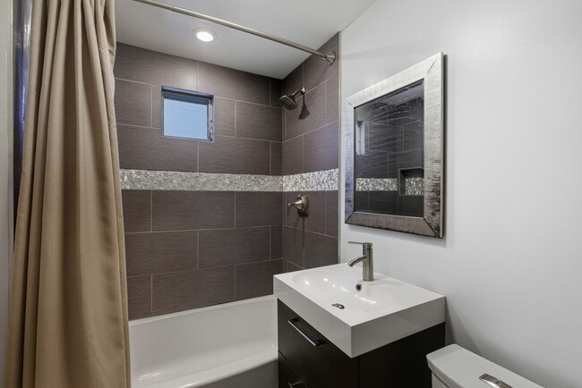 Building Photo - 5434 W Wrightwood Ave