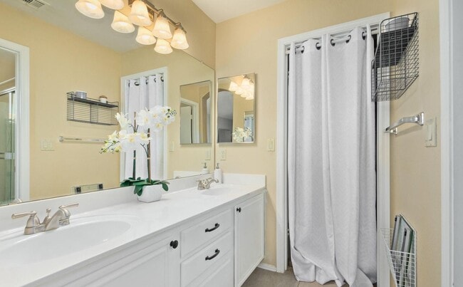Building Photo - 3 BR 2.5 BA Glendale
