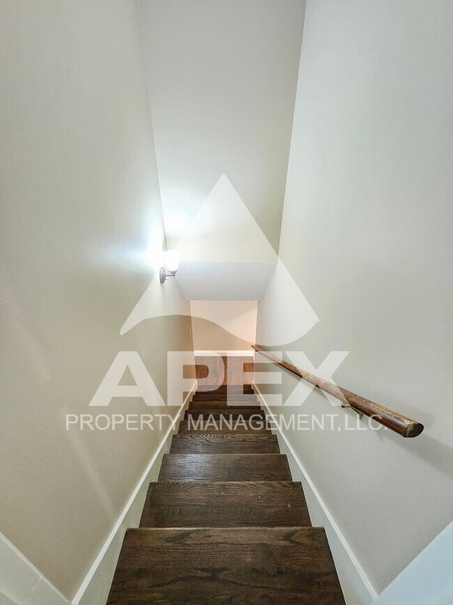 Building Photo - Renovated - 2 Bd 2.5 Ba Townhouse Duplex w/Huge Bonus room and oversized 1-car garage in West Kno...