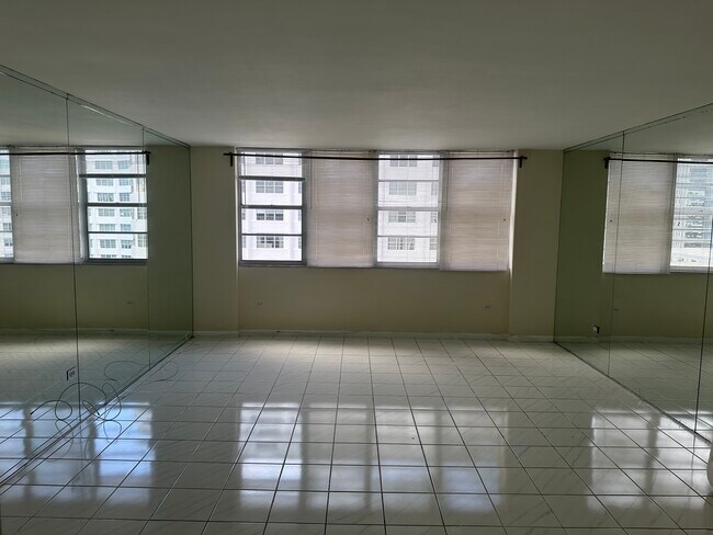 Building Photo - 999 Brickell Bay Dr