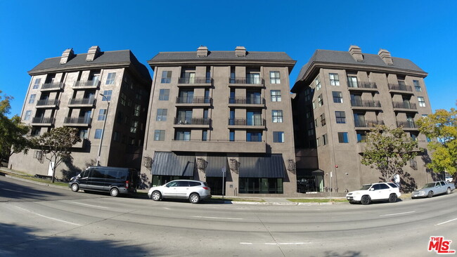 Building Photo - 8811 Burton Way