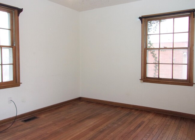 Building Photo - 3 Bed 1 Bath 2 Car in NW Oklahoma City Rob...