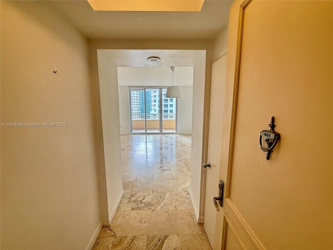 Building Photo - 808 Brickell Key Dr